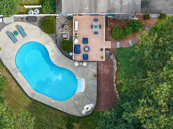 2nd image of 4 Blueberry Ln