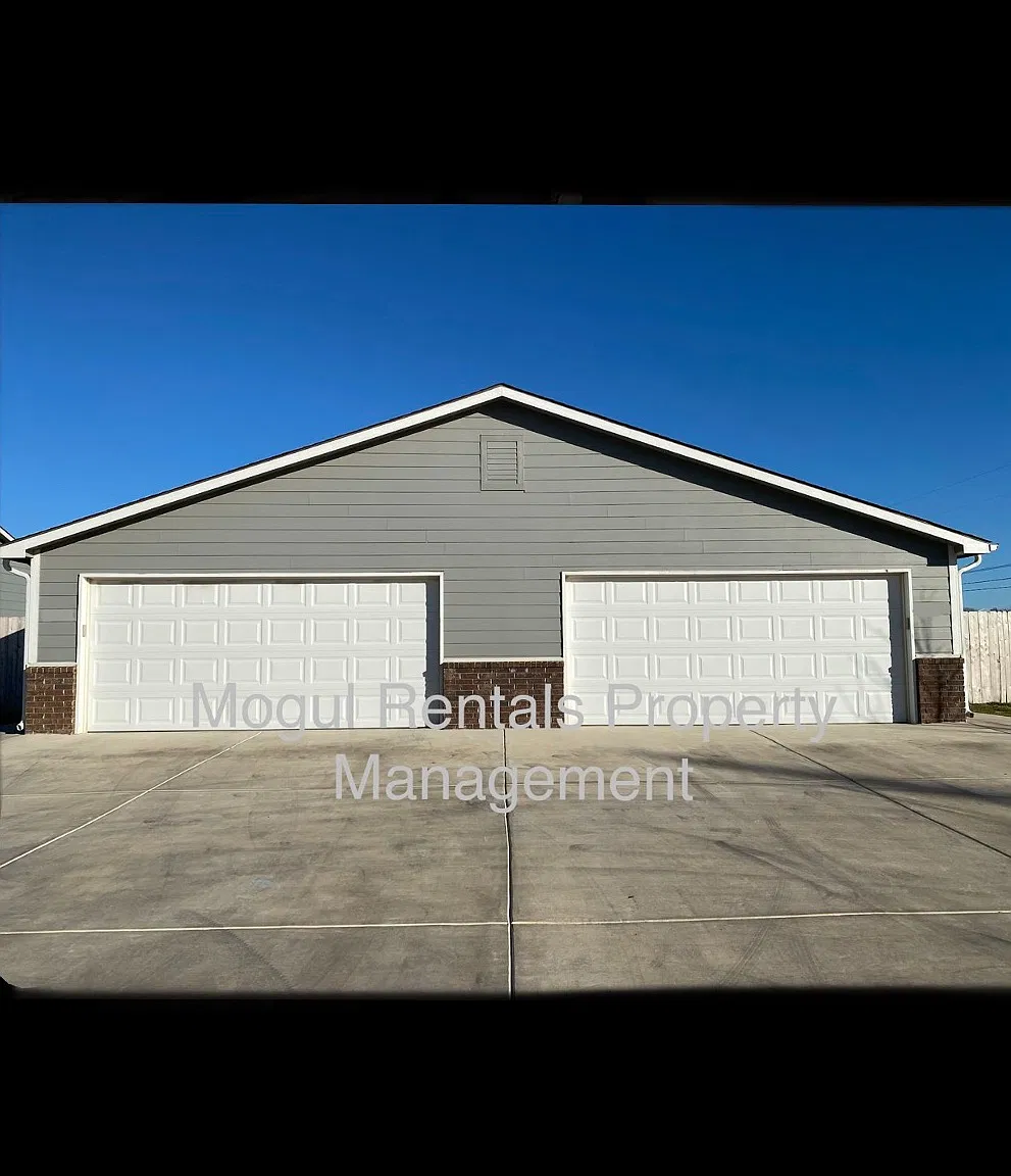 6926 N Hydraulic Ave — Photo 1