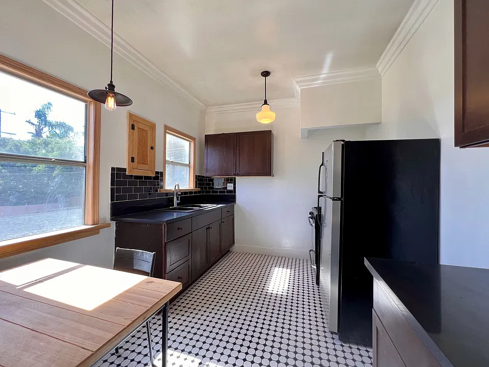 535 N Alexandria Ave #205