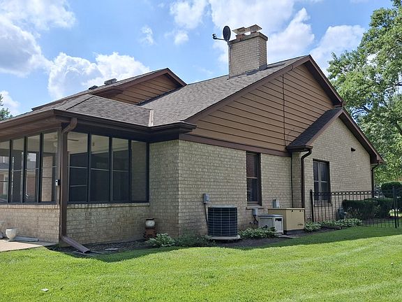 2nd image of 1031 Holly Ln