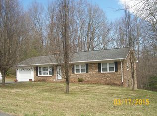 217 Ridgeview Dr, Mount Airy, NC 27030