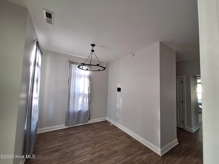 933 S 8th St — Photo 6