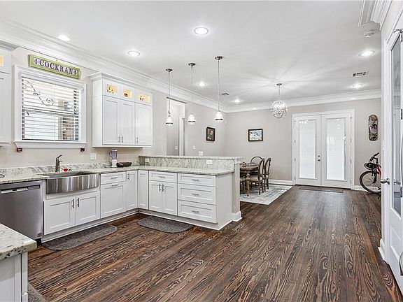 5th image of 5379 Charlotte Dr