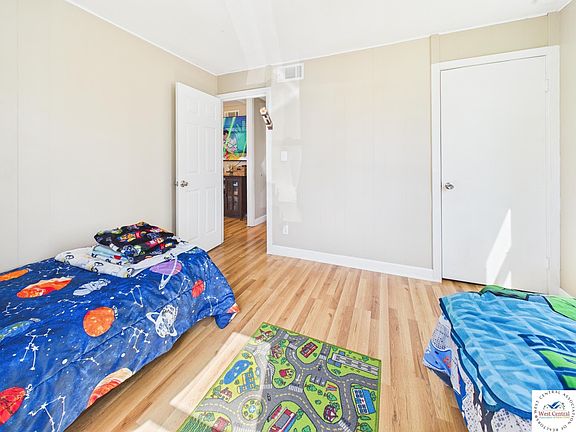5th image of 209 E Sparks Ave