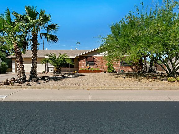 3rd image of 2702 E Cinnabar Ave