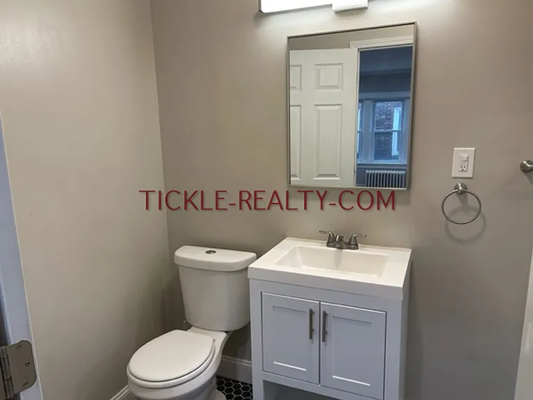 Upper Monroe - All Utilities Included — Photo 16