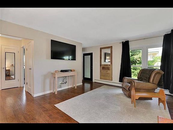 3rd image of 2 Middle Ct