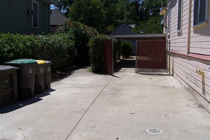 2nd image of 727 N Lincoln St
