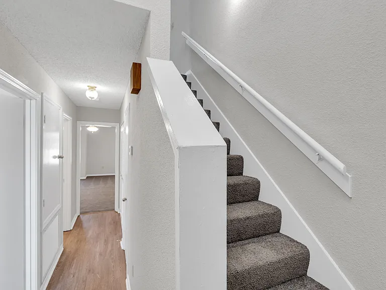 Seasons Apartments — Photo 37