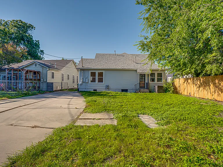 2035 W Summit Ave — Photo 37