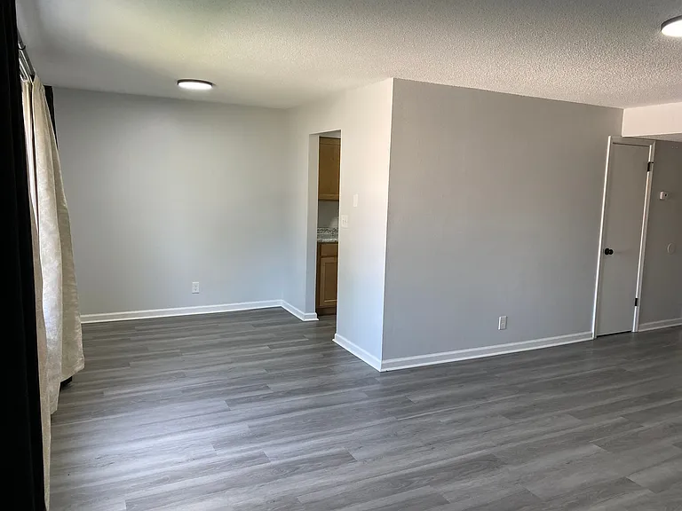 1313 Oakland Rd NE — Photo 3