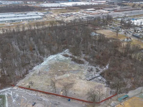 2402 Medford Dr, Fort Wayne, IN 46803