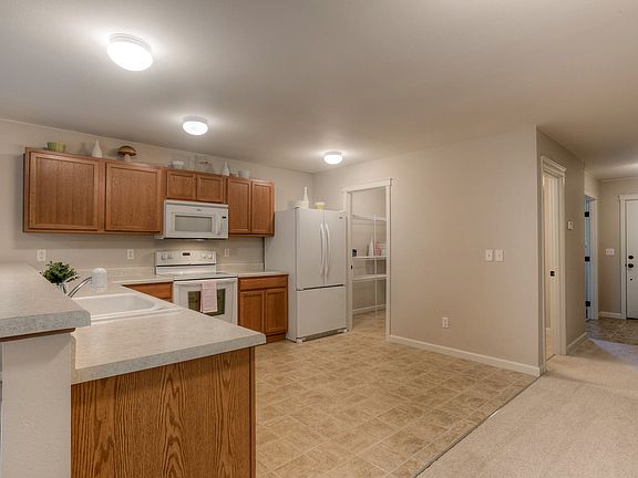 Eat in kitchen w/lg pantry