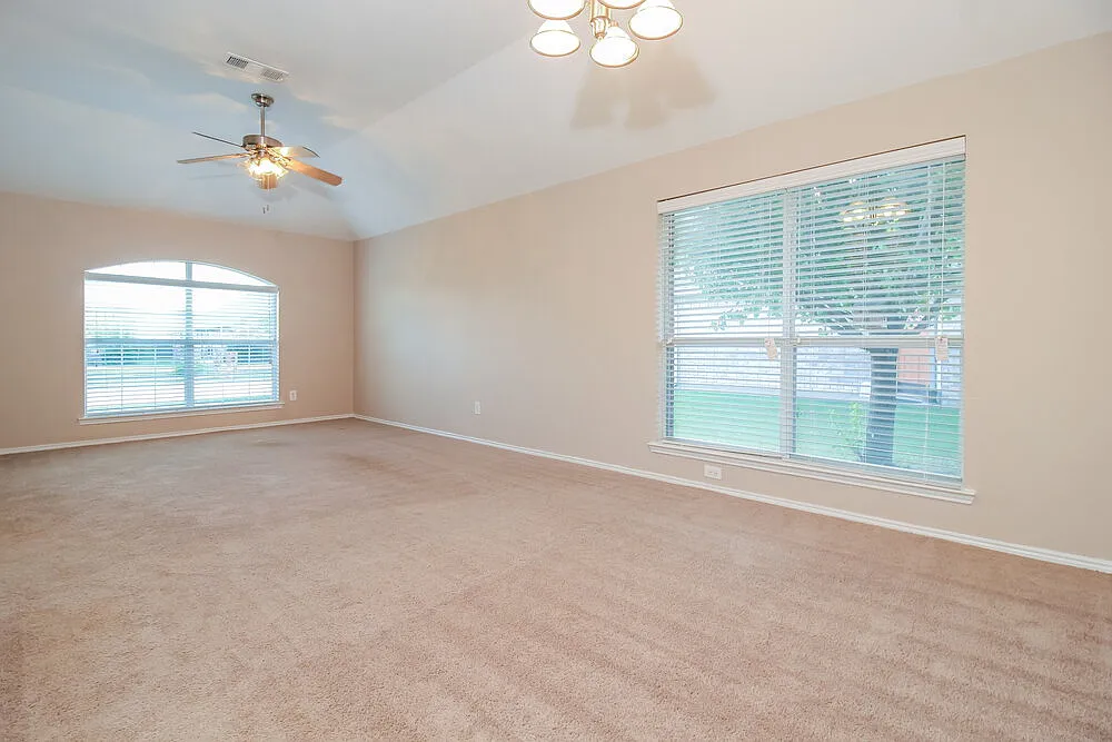 4 bed, 2.0 bath, 1860 sqft, $1,950 — Photo 3