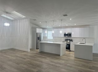 945 NW 165th Ave, Pembroke Pines, FL 33028