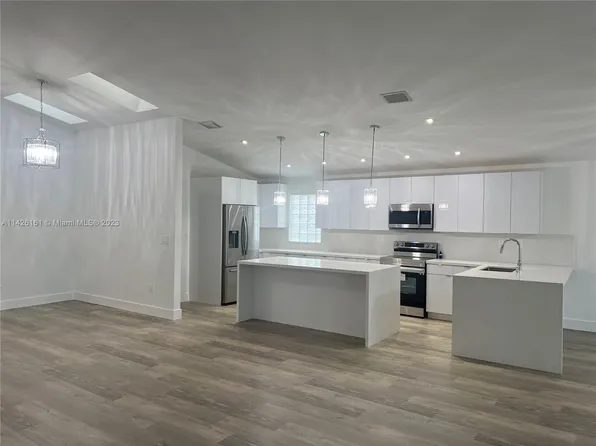 945 NW 165th Ave, Pembroke Pines, FL 33028