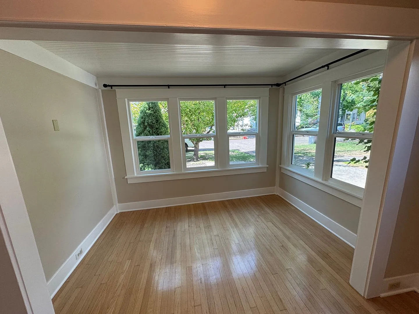 September Rent Free ~ Large 5 Bedroom 3 Bath~ Walking Distance To Osu — Photo 4
