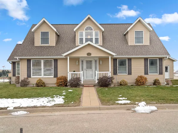 201 E 2nd Ave Ct, Luxemburg, IA 52056
