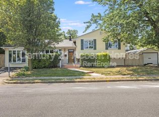 5912 3rd St S, Arlington, VA 22204