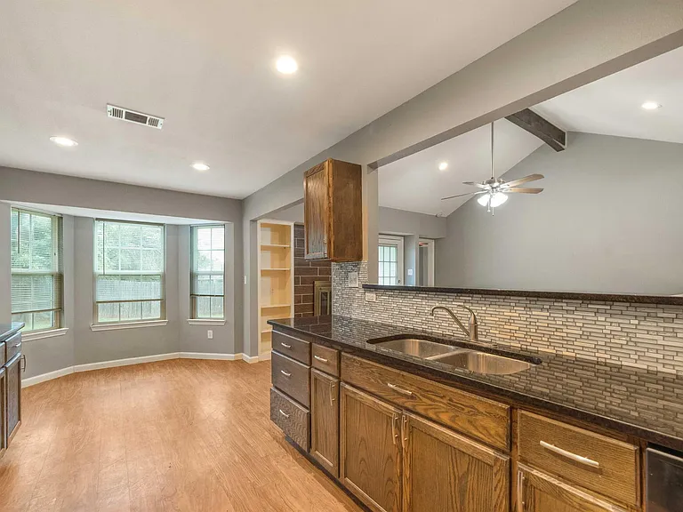 16336 Edgemere Dr — Photo 3