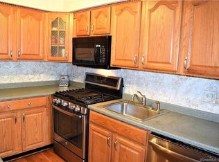 47 Peddlars Dr, Branford, CT 06405