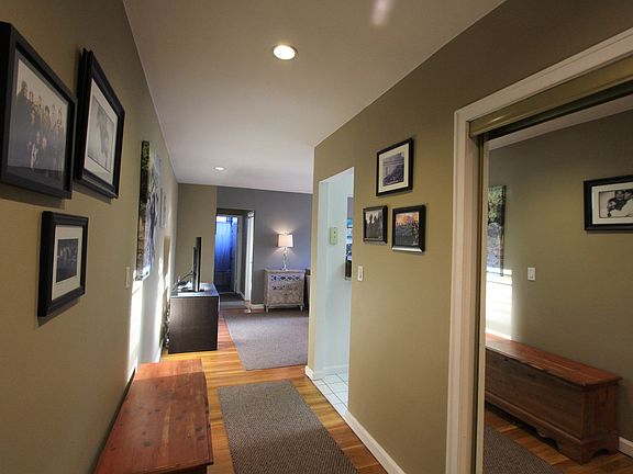 4th image of 2 Bryant Cres APT 2F
