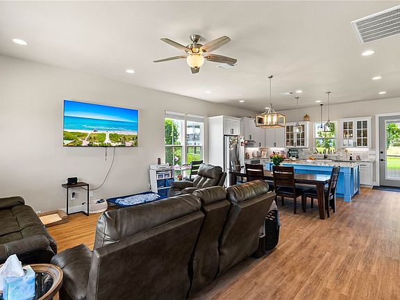 5th image of 360 Club Oak Ln