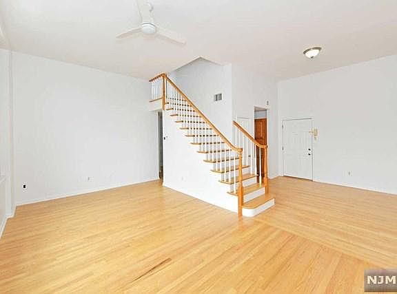 3rd image of 32 Smith Ave