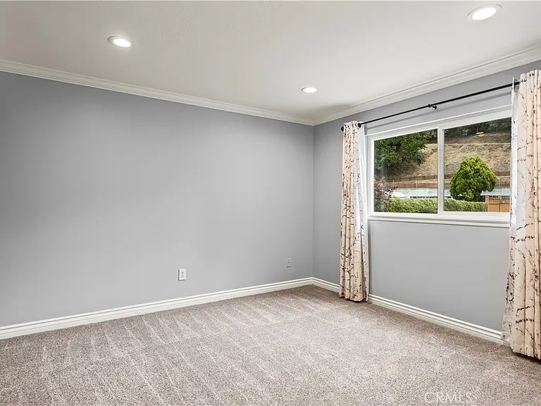 1096 Canyon View Dr — Photo 25