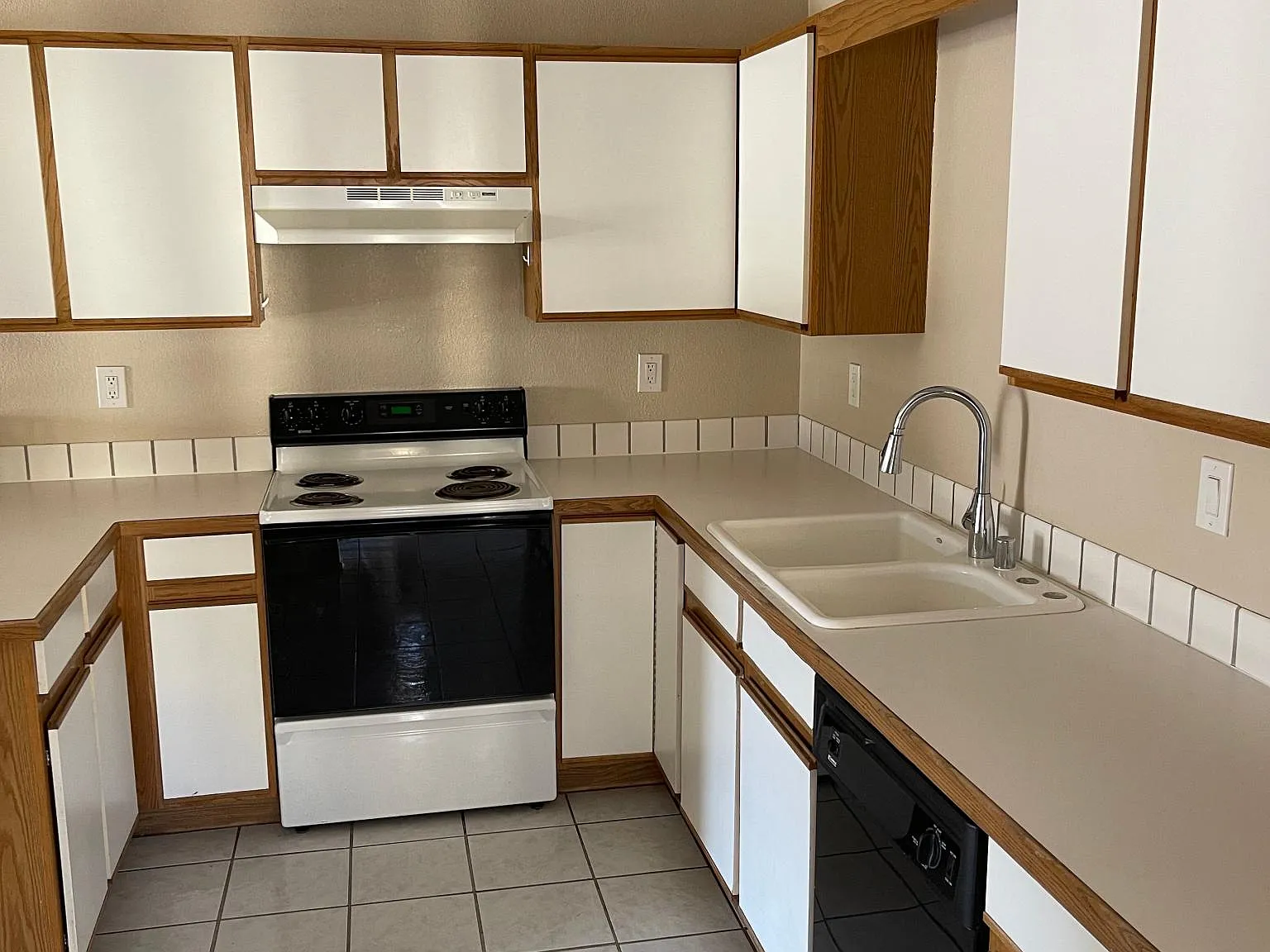 3110 Osborn Dr — Photo 2