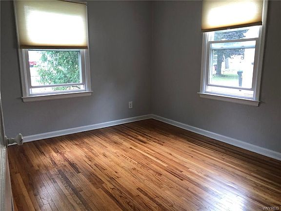 5th image of 372 Woodstock Ave
