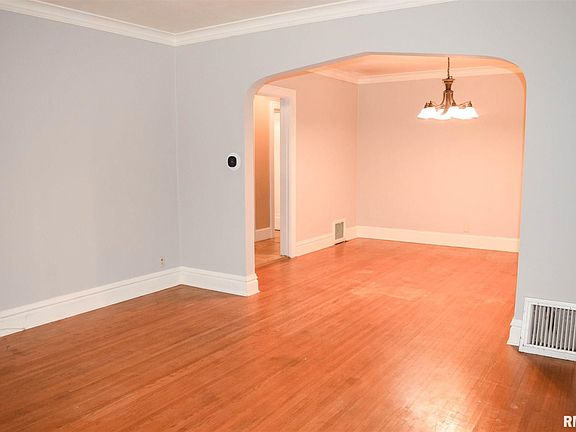 5th image of 929 W Wilcox Ave