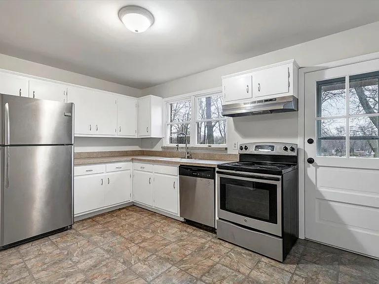 19 Grand Ave — Photo 13