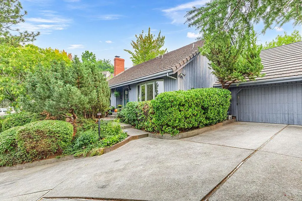 129 Oxford Pl photo 1