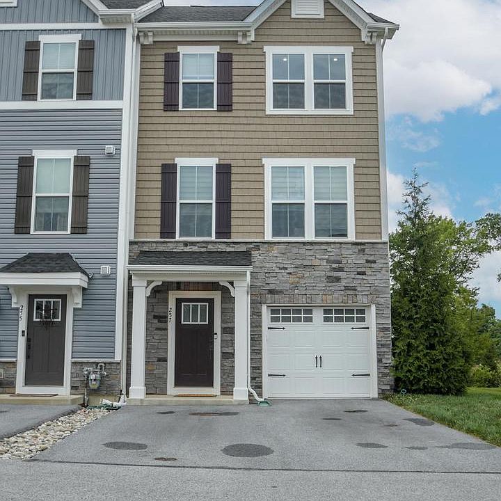 1st image of 257 Sugar Maple Sq