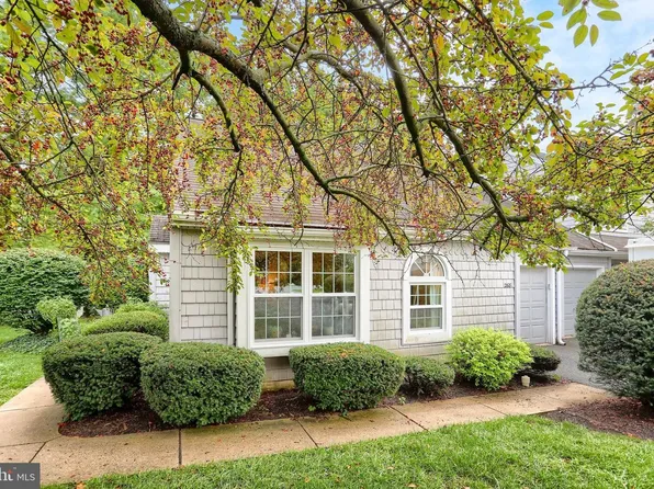 268 Crescent Dr, Hershey, PA 17033