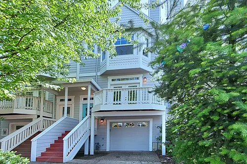 8 SW Gibbs St #MAIN Photo 1
