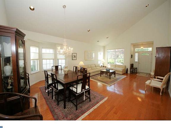 5th image of 204 Sunflower Ln