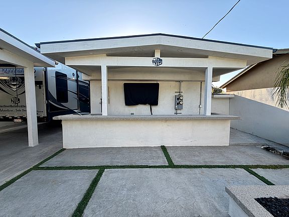 4th image of 8534 Gloria Ave