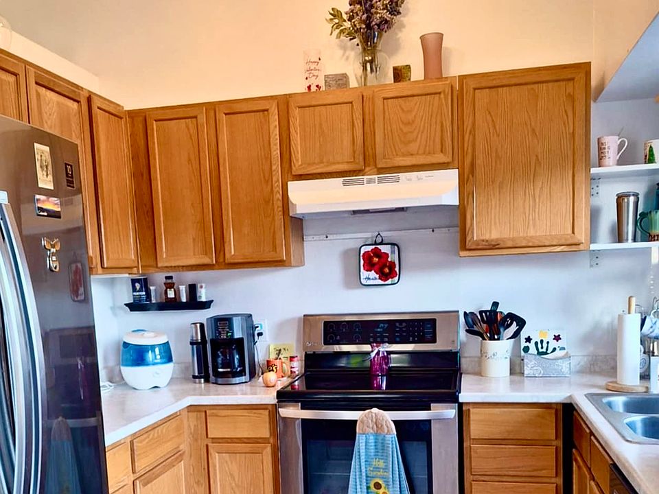 Shared Kitchen
Vaulted ceiling's in fully remodeled kitchen, new floors and counters.