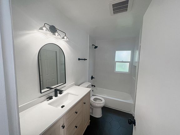 4th image of 60 El Nido Ave APT G