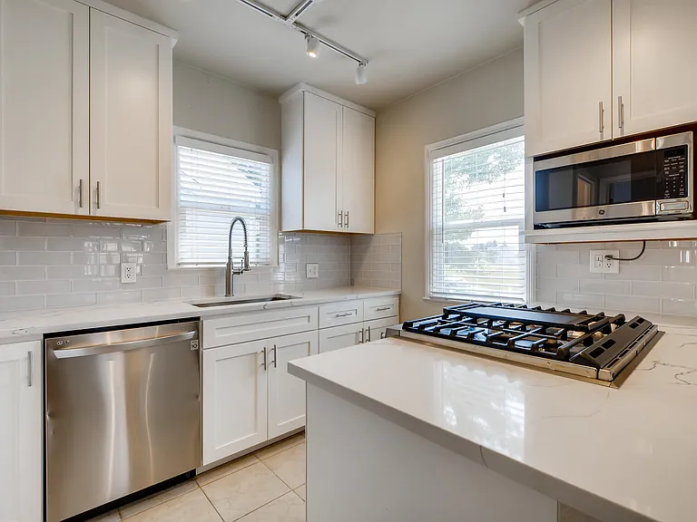 2210 S Clarkson St — Photo 4