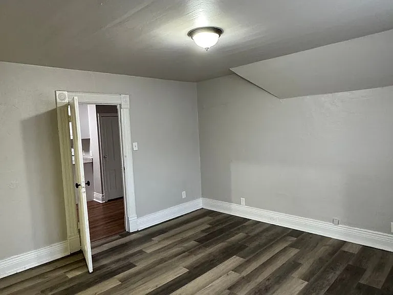 120 E Spring St — Photo 8