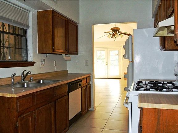 4th image of 1808 Chris Scott Dr