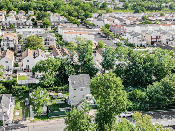422 Hunter Ave, Staten Island, NY 10306