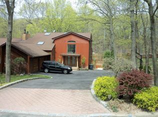 1 Brothers Ct, Dix Hills, NY 11746