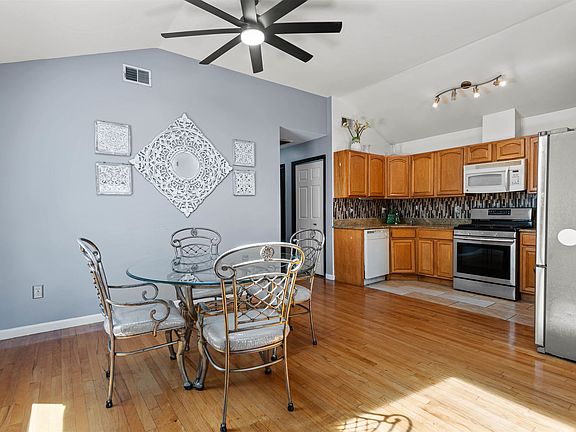 4th image of 207 Pearsall Ave