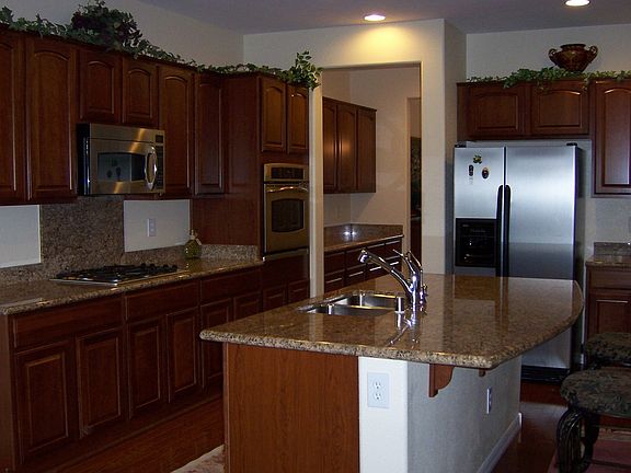 Chef's Kitchen: Granite, SS, Cherry Cabs, Butlers Pantry