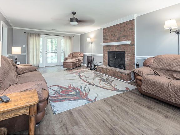 3rd image of 2082 Brackenbury Ln