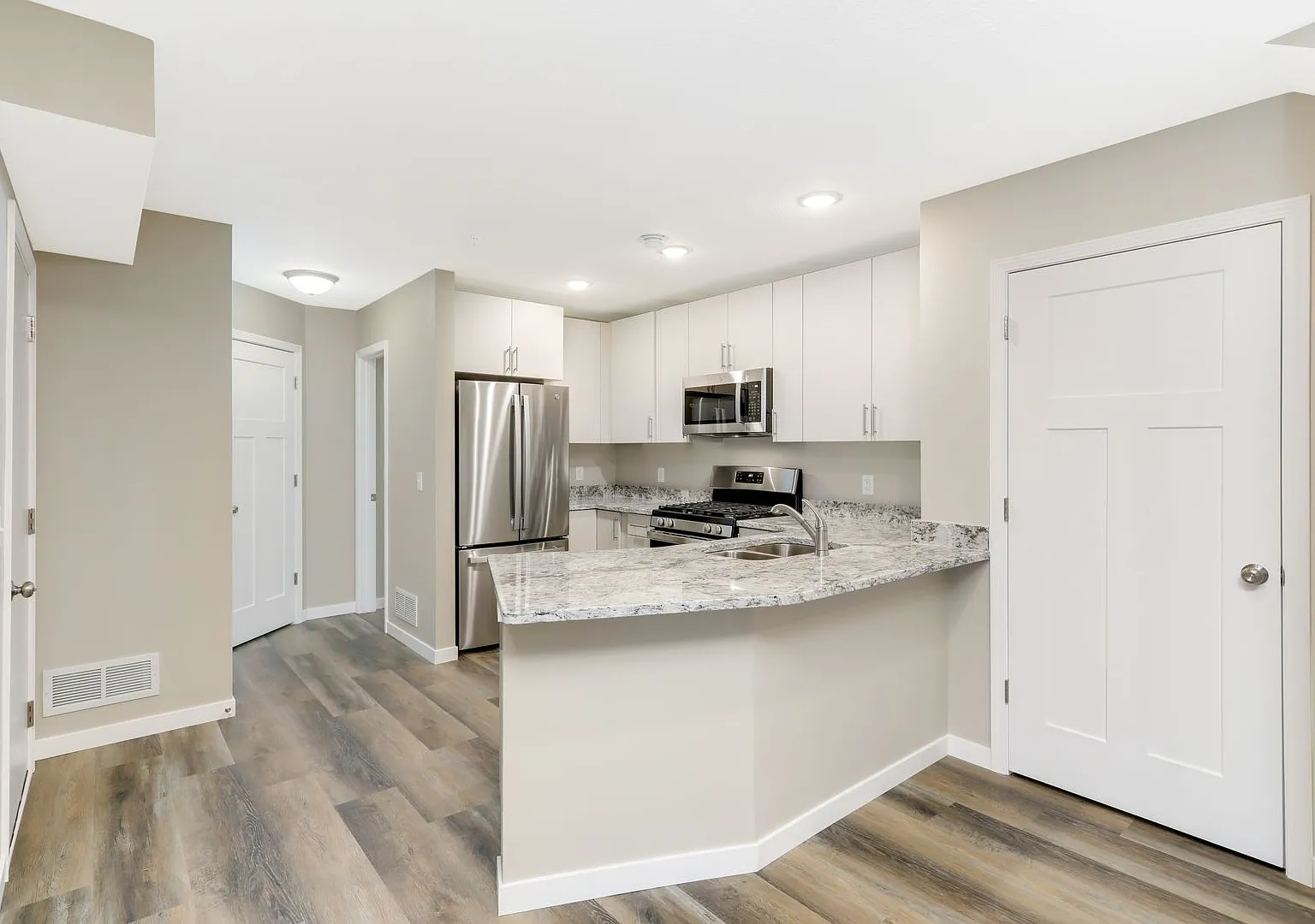 like new, 3bd 3ba townhome available 9.01 — Photo 2